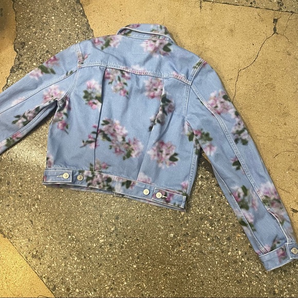 Super cute cropped floral denim jacket by Hudson - Picture 5 of 5